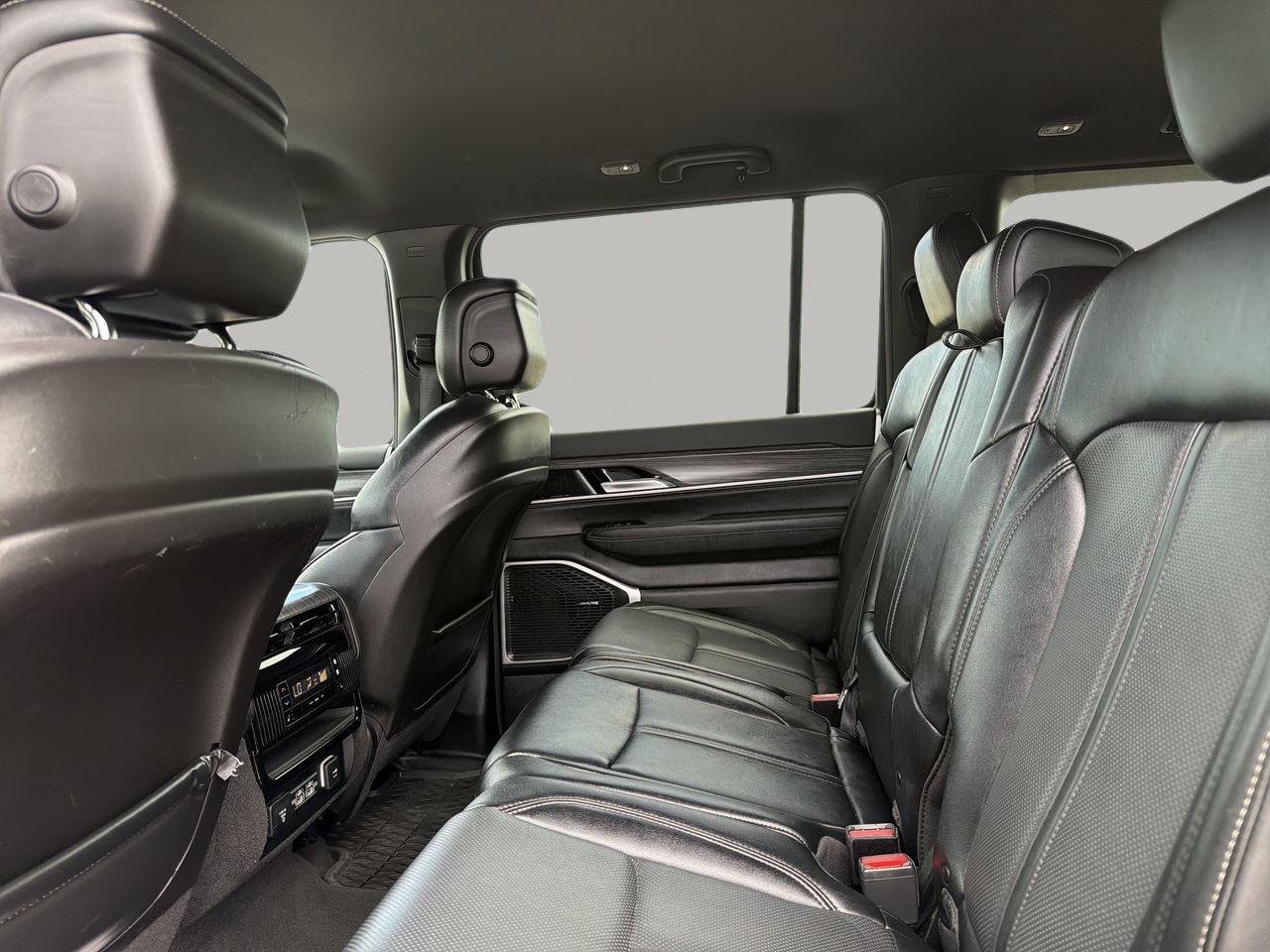 Used 2024 Jeep Wagoneer L Series II w/ Flexible Seating Group AWD/4WD image 17