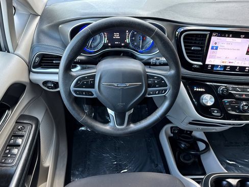 Used 2021 Chrysler Pacifica Touring image 13