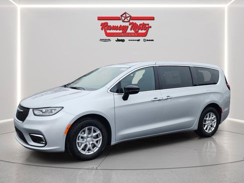 New 2026 Chrysler Pacifica Select image 1