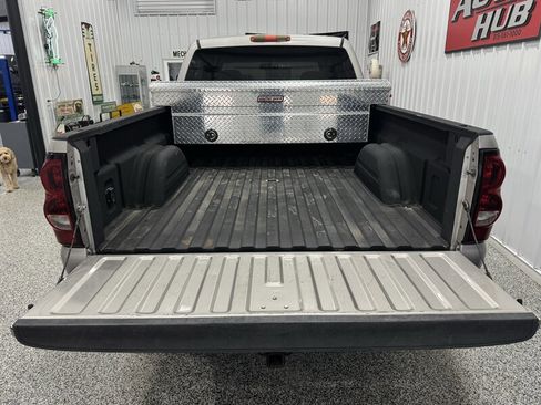 Used 2005 Chevrolet Silverado 2500 LT w/ Heavy-Duty Power Package image 8