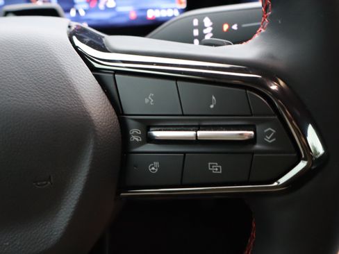 Used 2024 Chevrolet Traverse RS FWD image 23