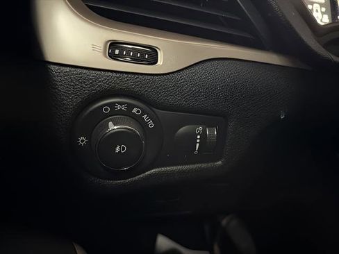 Used 2018 Jeep Cherokee Latitude w/ Altitude Package image 20