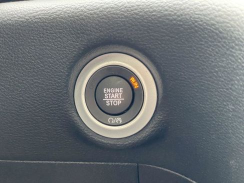 Used 2025 Chrysler Pacifica Limited image 23