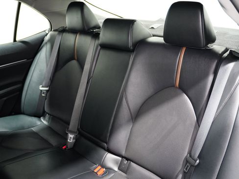 Used 2020 Toyota Camry XLE image 17