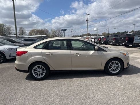Used 2017 Ford Focus SE FWD image 16