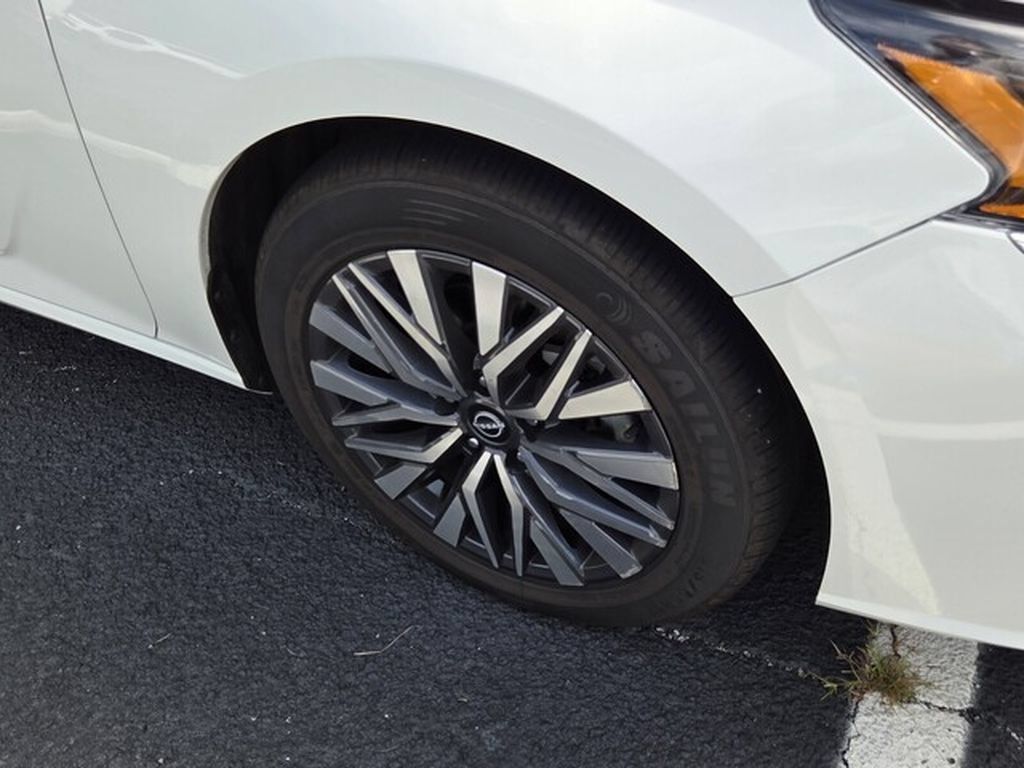 Used 2025 Nissan Altima 2.5 SV FWD image 4