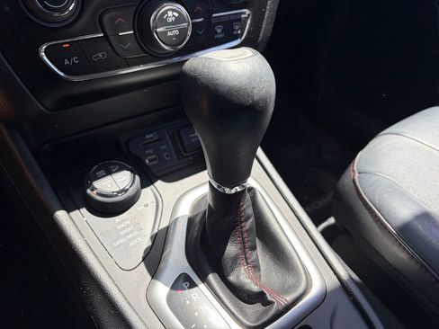 Used 2016 Jeep Cherokee Trailhawk w/ Comfort/Convenience Group AWD/4WD image 7