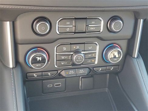 Used 2024 Chevrolet Suburban Z71 w/ Luxury Package image 18