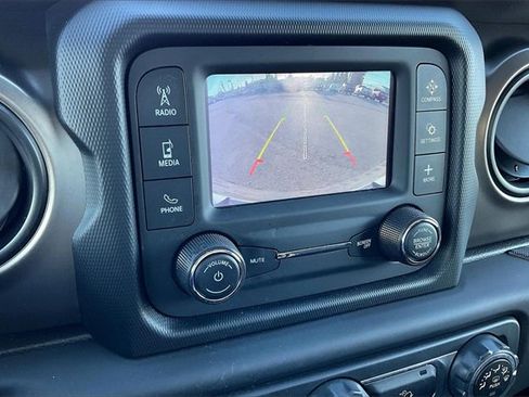 Used 2018 Jeep Wrangler Sport S image 21