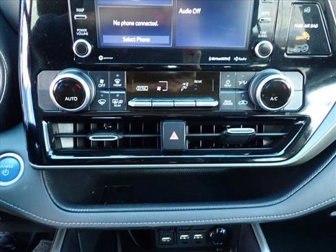Used 2021 Toyota Highlander LE AWD/4WD image 19
