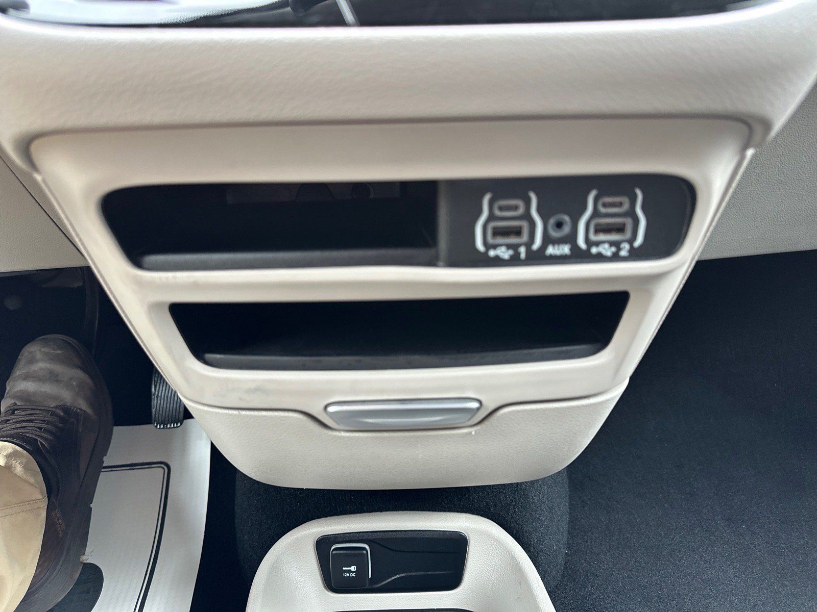 Used 2024 Chrysler Pacifica Touring-L FWD image 22