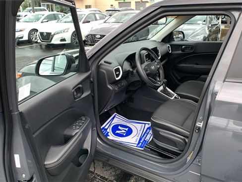 Certified 2025 Hyundai Venue Limited image 9