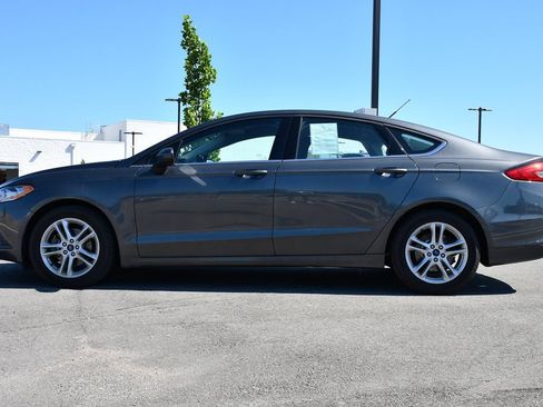 Used 2018 Ford Fusion SE w/ Fusion SE Technology Package FWD image 3