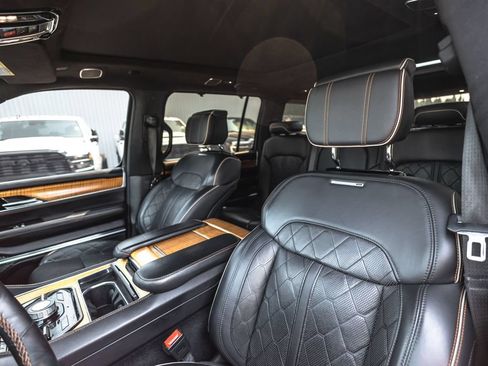 Used 2022 Jeep Grand Wagoneer Series III w/ Flexible Seating Group AWD/4WD image 17