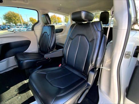 Certified 2024 Chrysler Pacifica Touring-L image 18