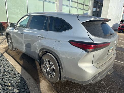 Used 2023 Toyota Highlander XLE image 4