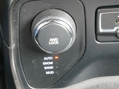 Used 2016 Jeep Renegade Limited image 33