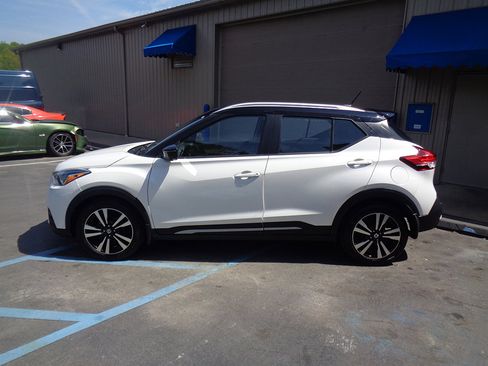 Used 2020 Nissan Kicks SR w/ SR Premium Package image 3