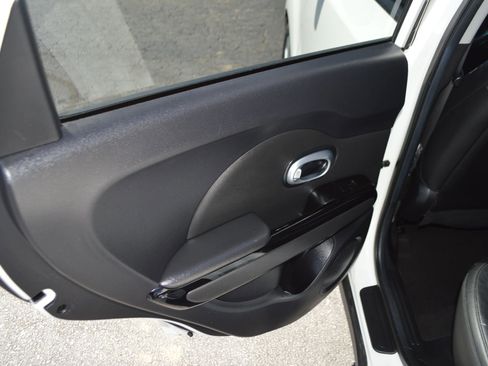 Used 2016 Kia Soul ! FWD image 18