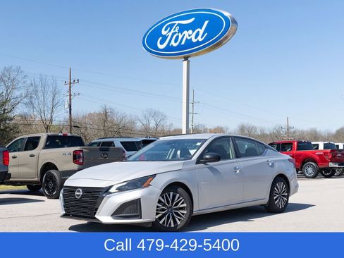 Used 2023 Nissan Altima 2.5 SV image 1