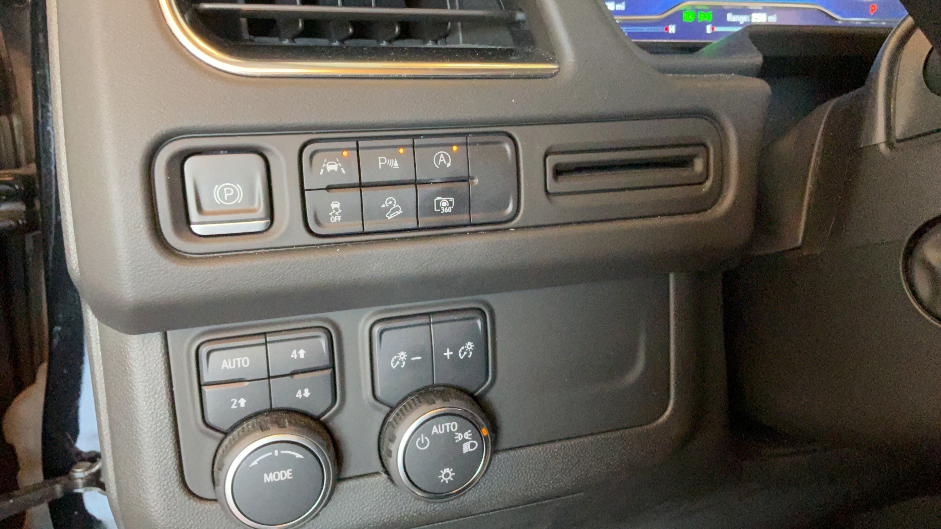 Used 2023 Chevrolet Tahoe Z71 w/ Luxury Package AWD/4WD image 19
