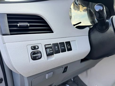 Used 2014 Toyota Sienna XLE w/ XLE Premium Package image 23