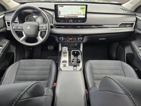 Used 2025 Mitsubishi Outlander AWD image 16
