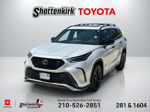 Used 2025 Toyota Highlander XSE AWD/4WD image 1