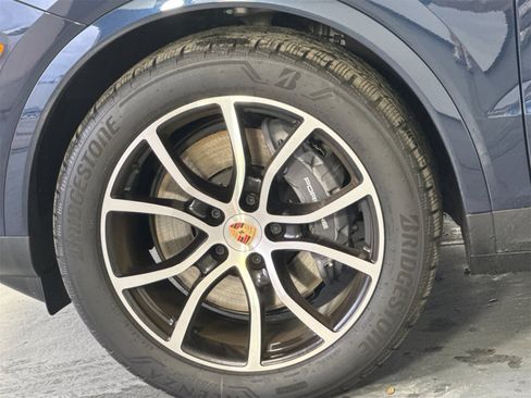 Used 2025 Porsche Cayenne Coupe image 33