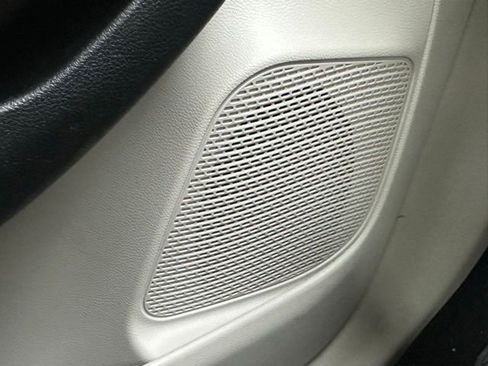 Used 2018 Chrysler Pacifica Touring-L w/ Tire & Wheel Group FWD image 18