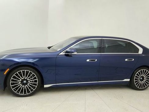 Used 2025 BMW i7 eDrive50 w/ Executive Package image 3