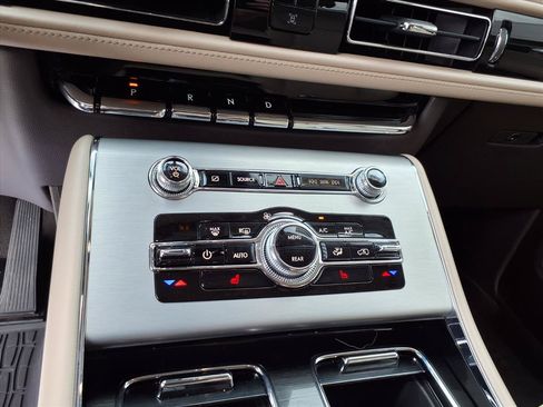 Used 2024 Lincoln Aviator AWD image 17