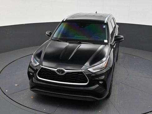 Used 2021 Toyota Highlander XLE FWD image 19