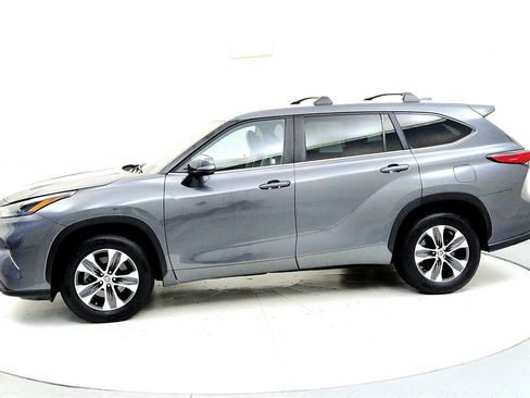 Certified 2023 Toyota Highlander XLE image 3