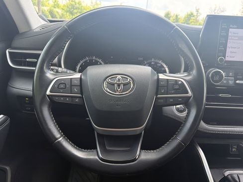 Used 2022 Toyota Highlander XLE FWD image 17