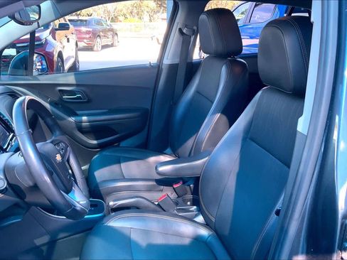 Used 2021 Chevrolet Trax LT w/ LT Convenience Package image 8