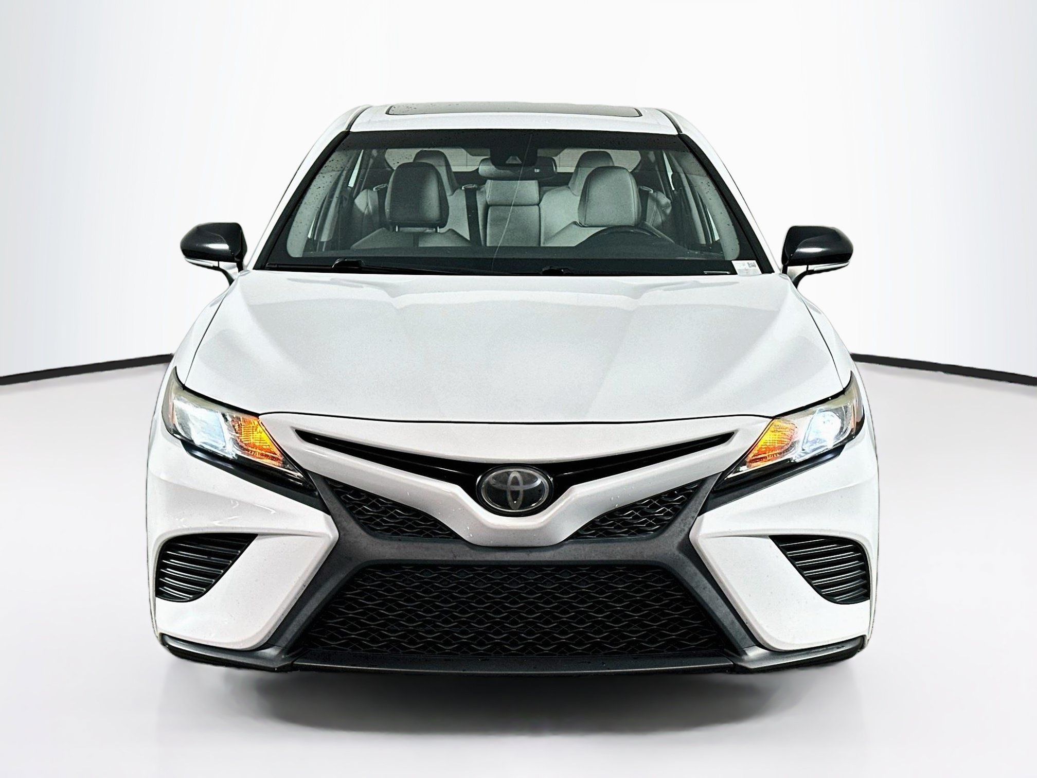Used 2019 Toyota Camry SE w/ Convenience Package FWD image 2