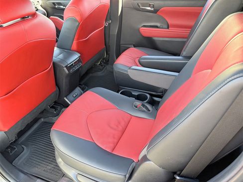 Used 2021 Toyota Highlander XSE image 16