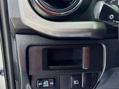 Used 2018 Toyota Tacoma SR5 AWD/4WD image 11