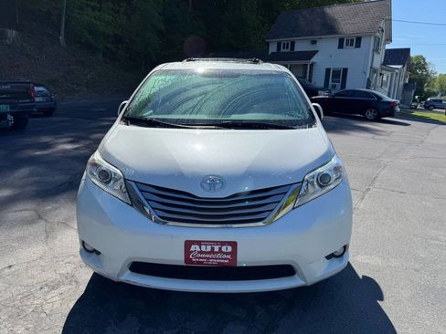 Used 2017 Toyota Sienna XLE Premium AWD/4WD image 2