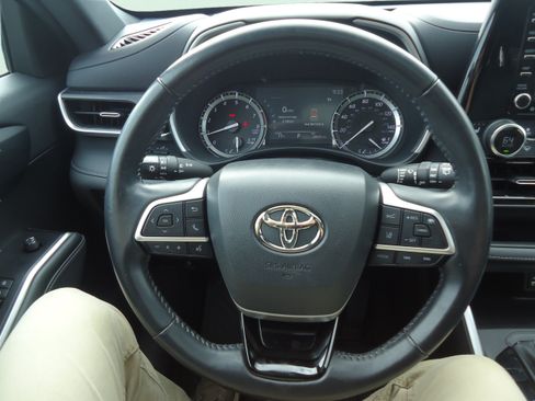 Used 2022 Toyota Highlander XSE AWD/4WD image 13