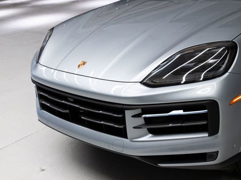 Used 2025 Porsche Cayenne E-Hybrid AWD/4WD image 30