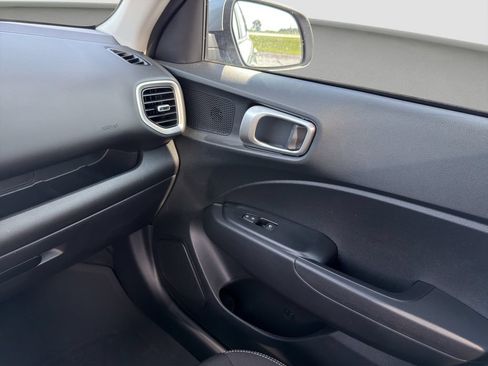 Used 2024 Hyundai Venue SEL FWD image 17