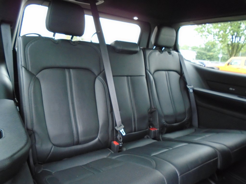 Certified 2025 Jeep Wagoneer Series II AWD/4WD image 12