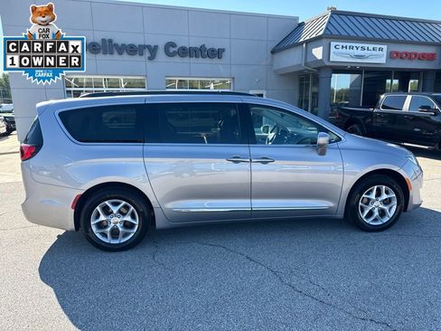 Used 2017 Chrysler Pacifica Touring-L w/ Tire & Wheel Group FWD image 4