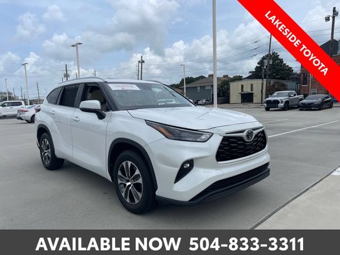 Certified 2024 Toyota Highlander XLE FWD image 8