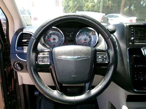 Used 2015 Chrysler Town & Country Limited FWD image 25