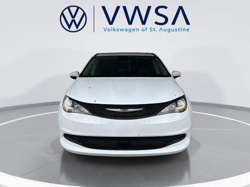 Used 2023 Chrysler Voyager LX FWD image 2