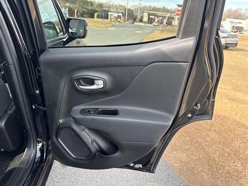 Used 2023 Jeep Renegade Altitude image 32