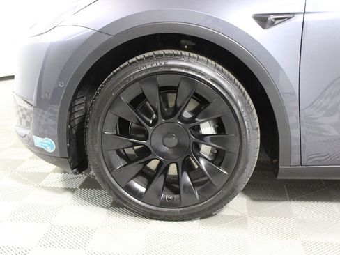 Used 2022 Tesla Model Y Long Range image 28